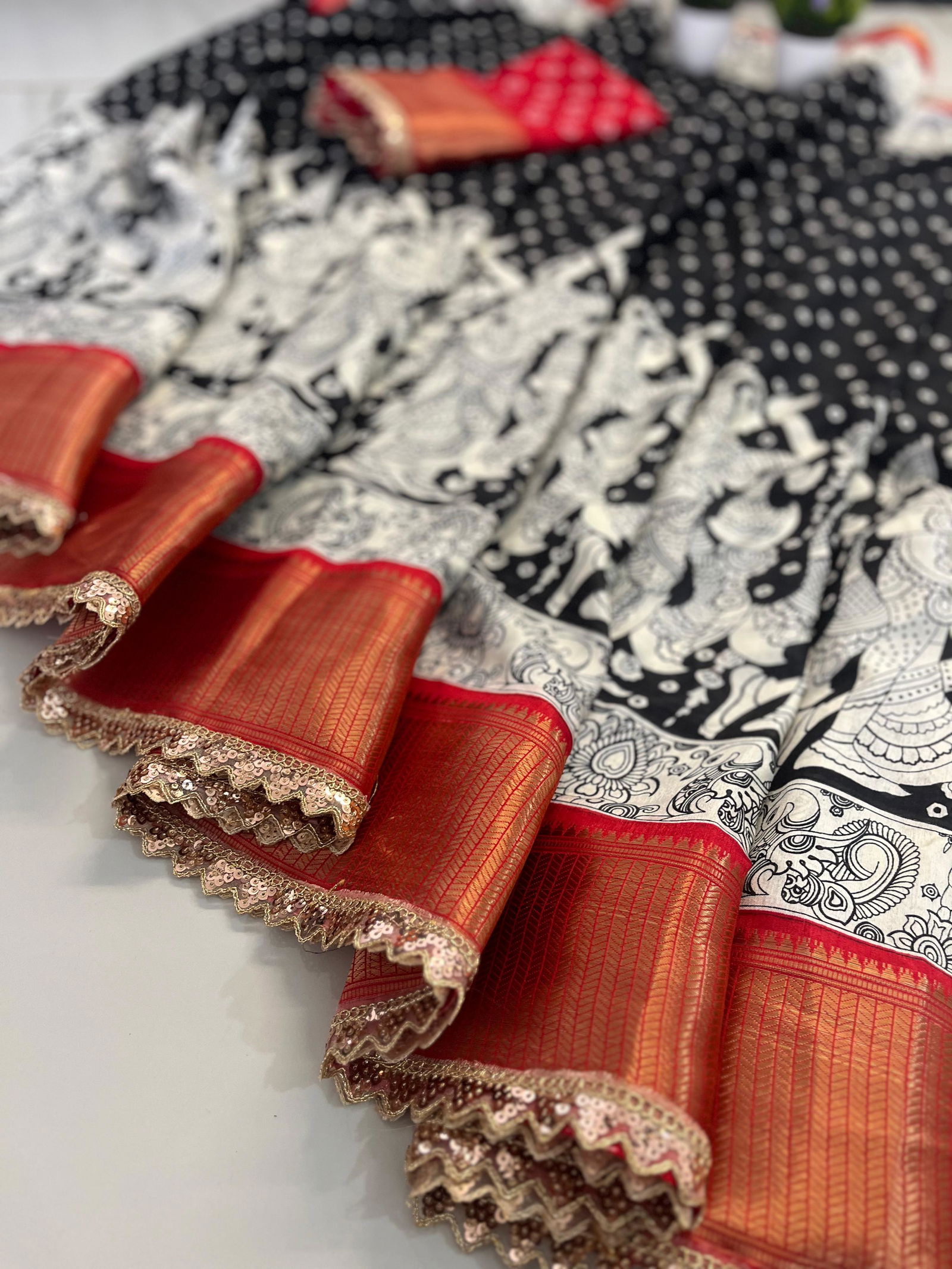 Wow Hit Antic jacquard Border Designer Dola Silk Saree Wholesale Online
